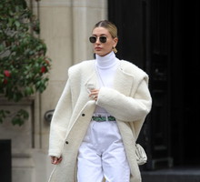 Hailey Bieber w białym total looku