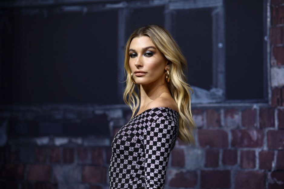 Hailey Bieber w modnym czarnym płaszczu na koniec zimy