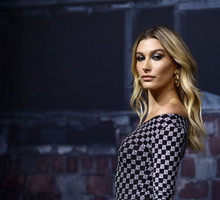 Hailey Bieber w modnym czarnym płaszczu na koniec zimy
