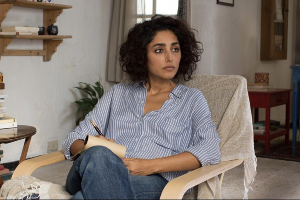 "Arab Blues" to komedia pełna sprzeczności. Jak niezależna psychoterapeutka poradzi sobie w konserwatywnym, pełnym tradycji kraju? " Trafny, ciepły i zabawny portret współczesnej Tunezji z magnetyczną Farahani w roli głównej!""