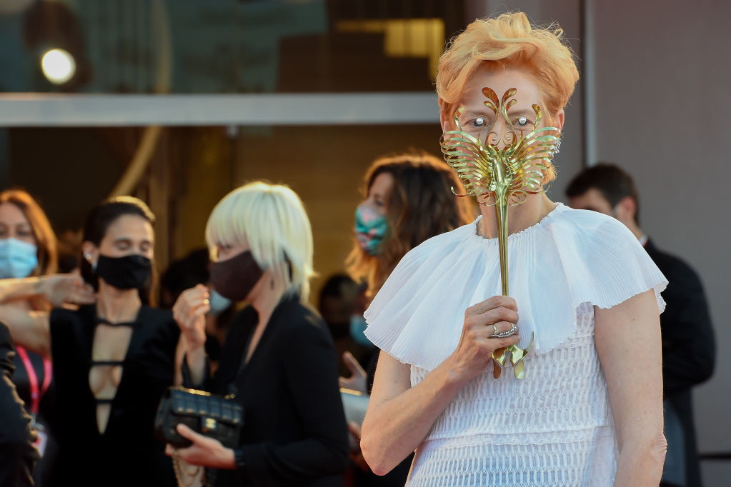 Tilda Swinton jak w weneckim karnawale. Gwiazda na Festiwalu Filmowym w Wenecji