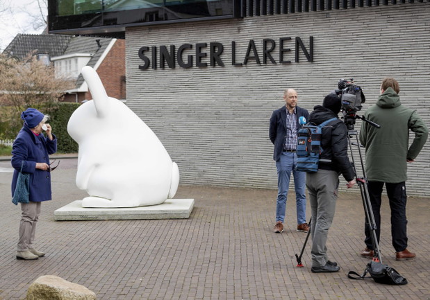Konferencja prasowa przed muzeum Singer Laren