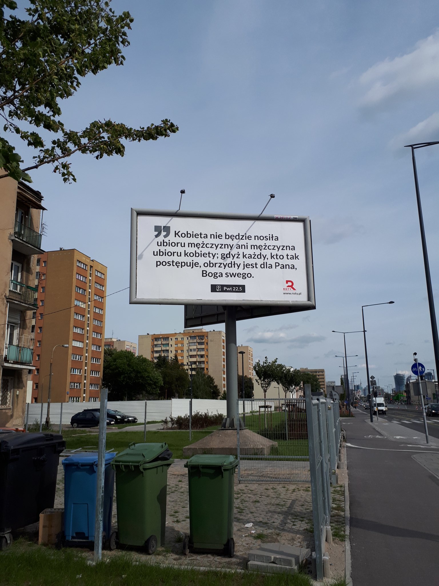 „Kobieta nie będzie nosiła ubioru mężczyzny ani mężczyzna ubioru kobiety; gdyż każdy, kto tak postępuje, obrzydły jest dla Pana, Boga swego” - billboard z takim cytatem pojawił się przy ul. Górczewskiej w Warszawie.