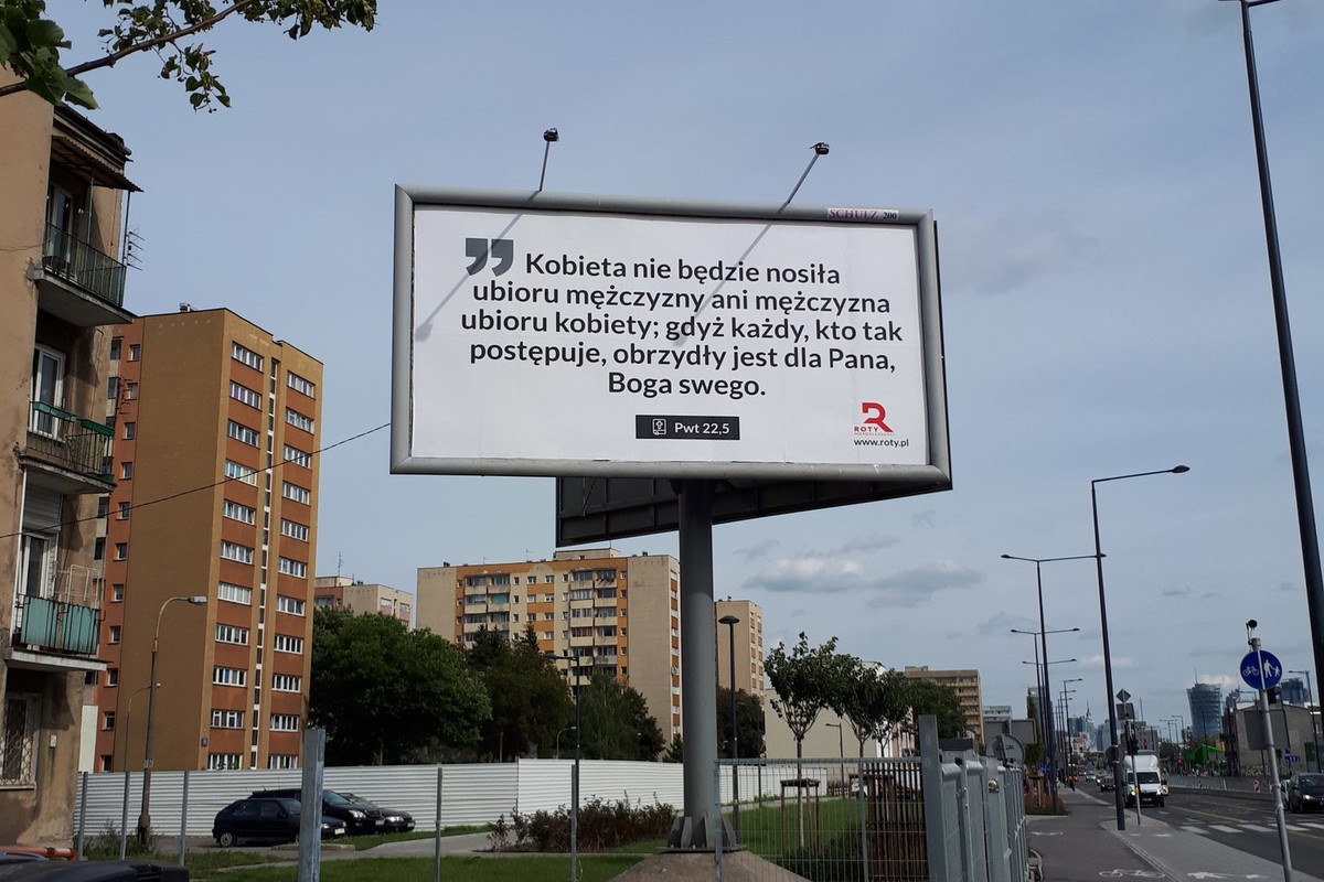 „Kobieta nie będzie nosiła ubioru mężczyzny ani mężczyzna ubioru kobiety; gdyż każdy, kto tak postępuje, obrzydły jest dla Pana, Boga swego” - billboard z takim cytatem pojawił się przy ul. Górczewskiej w Warszawie.