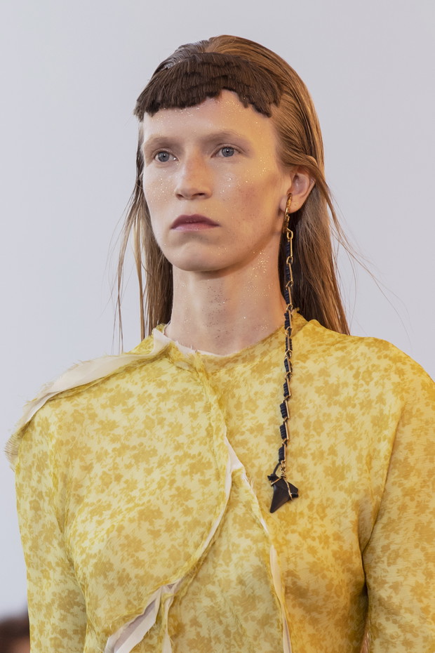 Modne fryzury 2020, fryzury subkultur, Acne