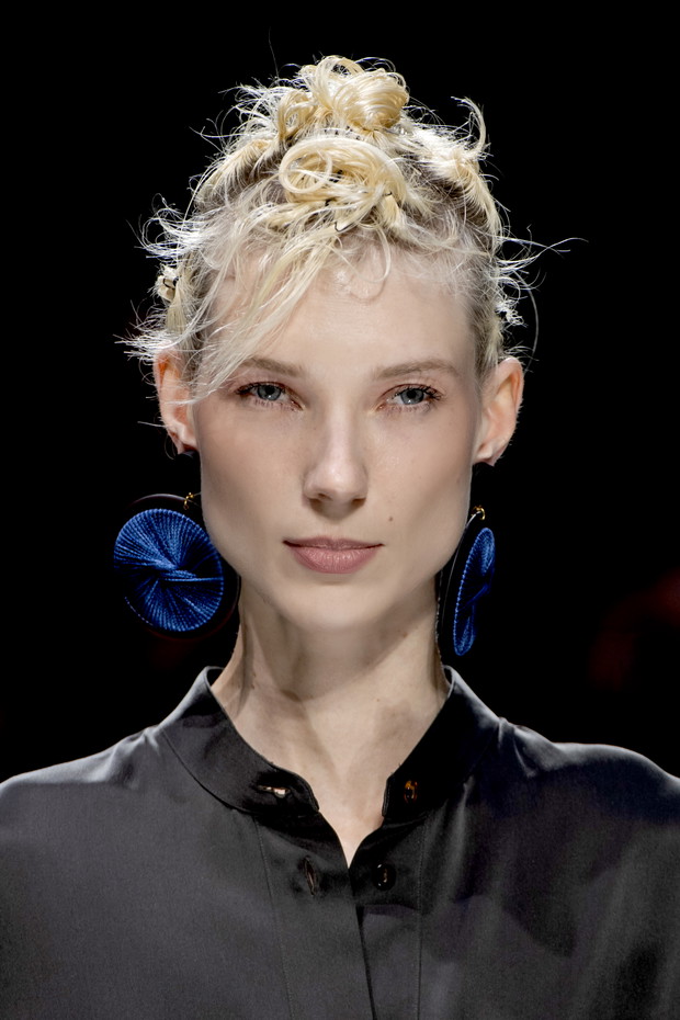 Modne fryzury 2020, fryzury subkultur, Giorgio Armani