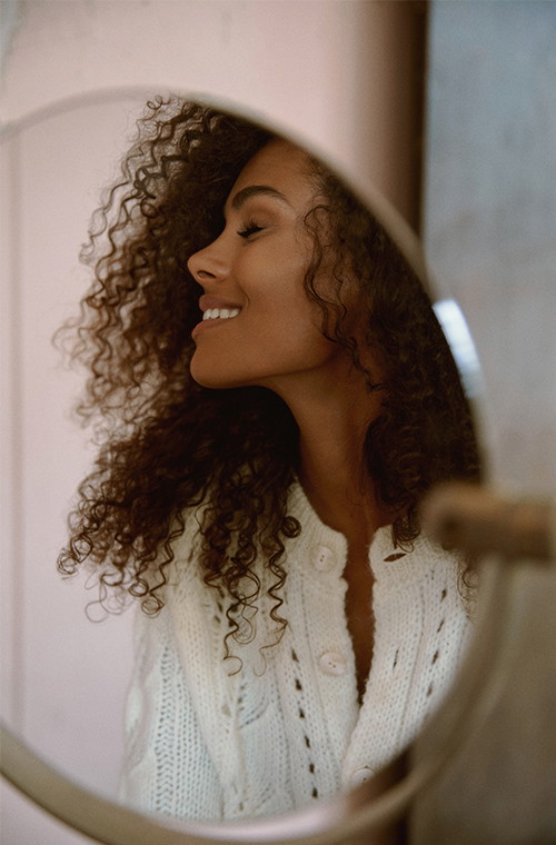 Tina Kunakey w kampanii The Odder Side