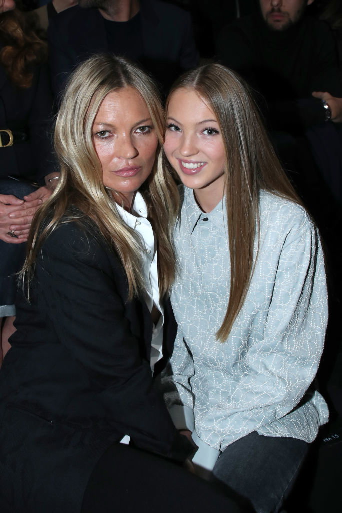 Córka Kate Moss odtworzyła słynną stylizację supermodelki! Chodzi o kultową transparentną sukienkę z lat 90.