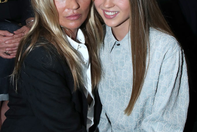 Córka Kate Moss odtworzyła słynną stylizację supermodelki! Chodzi o kultową transparentną sukienkę z lat 90.