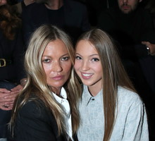 Córka Kate Moss odtworzyła słynną stylizację supermodelki! Chodzi o kultową transparentną sukienkę z lat 90.
