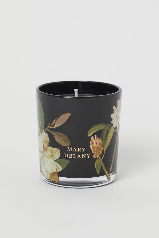 Kolekcja British Museum x H&M Home, Świeca zapachowa w pudełku 59,99 PLN