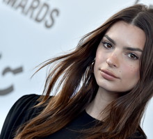 Ten kosmetyk nawilża przesuszoną skórę, walczy z trądzikiem i przebarwieniami. To ulubiony produkt Emily Ratajkowski. Kupicie go również w Polsce