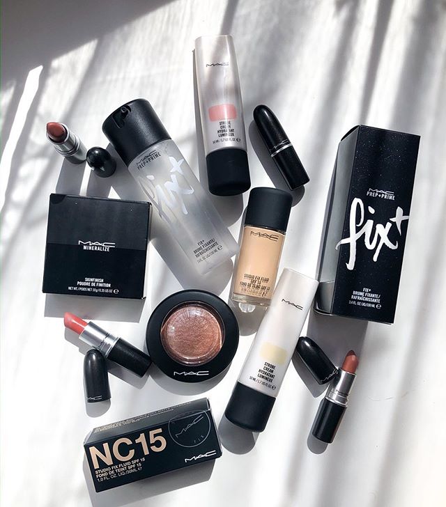 Podkłady Estée Lauder, szminki MAC, róże do policzków Clinique - kultowe kosmetyki do makijażu kupicie teraz ze zniżką Beauty May do 25% taniej