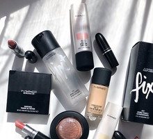 Podkłady Estée Lauder, szminki MAC, róże do policzków Clinique - kultowe kosmetyki do makijażu kupicie teraz ze zniżką Beauty May do 25% taniej
