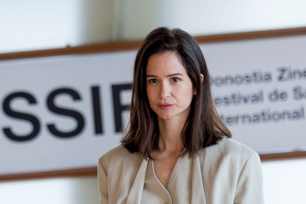 O tej stylizacji mówią wszyscy! Katherine Waterson zaskoczyła wszystkich na festiwalu San Sebastian swoim lookiem zainspirowanym męską garderobą
