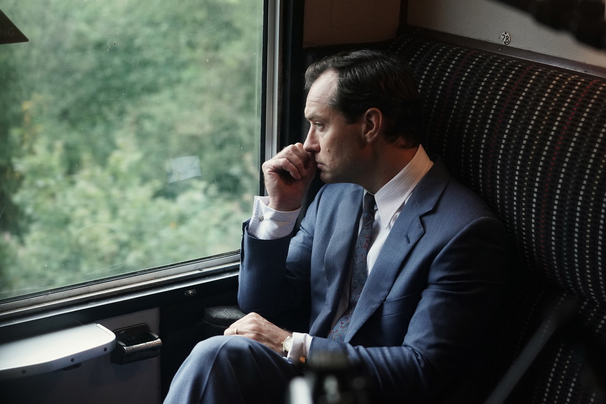 Jude Law w kolejnej zaskakującej roli. Dokąd zaprowadzi go kolejne kłamstwo? Poznaj film "Gniazdo"/"The Nest"