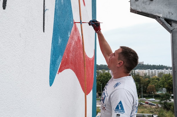 Mural “Mierz wysoko - ściana kultury” w Pradze