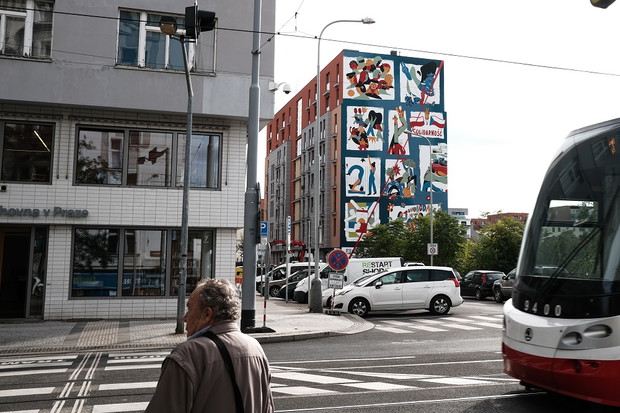 Mural “Mierz wysoko - ściana kultury” w Pradze
