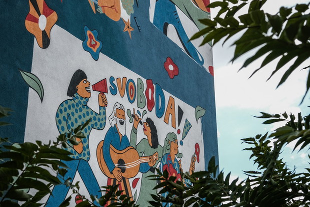 Mural “Mierz wysoko - ściana kultury” w Pradze