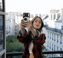 Makijaż w stylu "Emily in Paris". Jakich kosmetyków użyto na planie serialu Netflix?