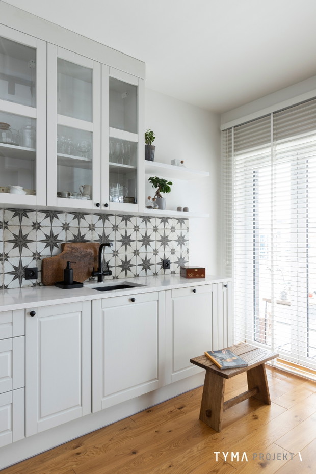 Drewno w roli głównej w mieszkaniu pod Poznaniem, projekt: TYMA Projekt