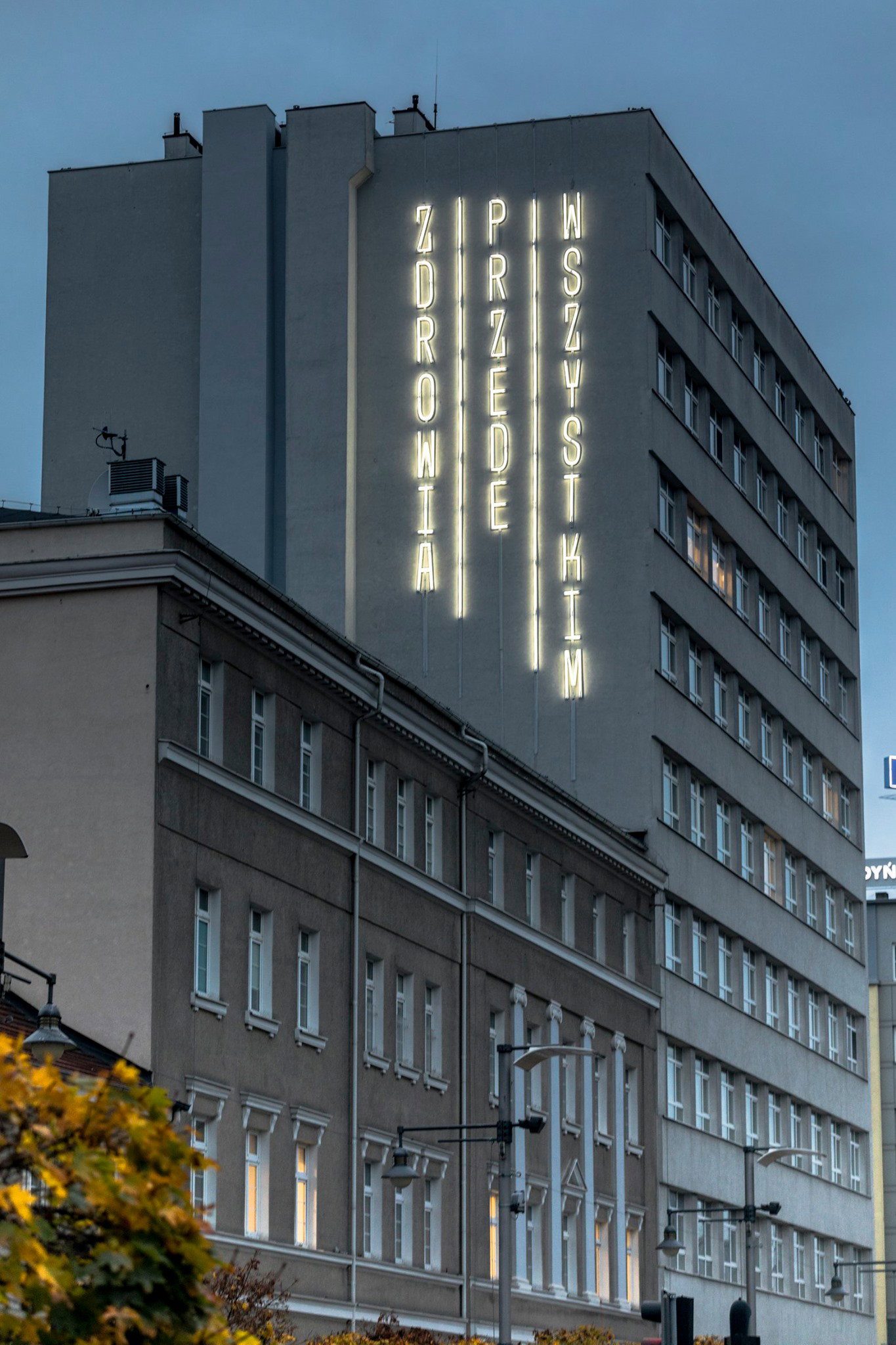 "Zdrowia przede wszystkim" - neon od Traffic Design