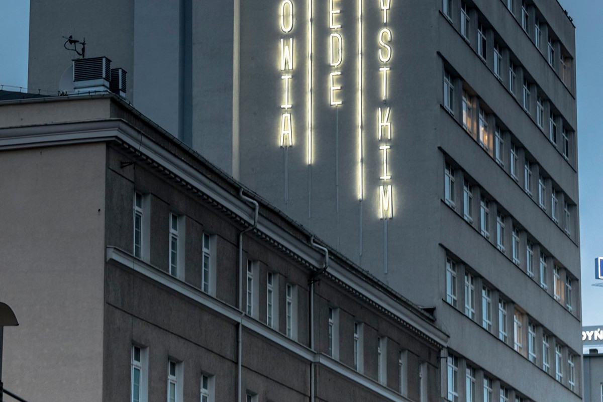 "Zdrowia przede wszystkim" - neon od Traffic Design