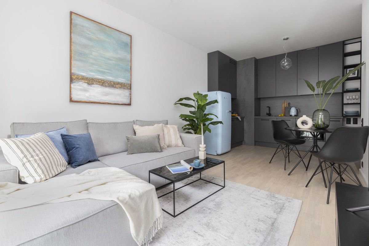35 metrów kwadratowych przy Grzybowskiej w Warszawie, projekt wnętrza: Architekt wnętrz Ula Matthews, Decoroom, projekt kuchni i zabudowy meblowej: Architekt wnętrz Katarzyna Fotek, Decoroom