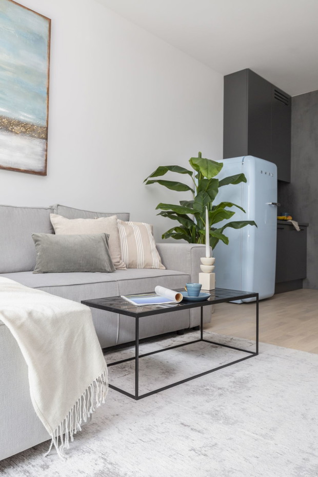 35 metrów kwadratowych przy Grzybowskiej w Warszawie, projekt wnętrza: Architekt wnętrz Ula Matthews, Decoroom, projekt kuchni i zabudowy meblowej: Architekt wnętrz Katarzyna Fotek, Decoroom