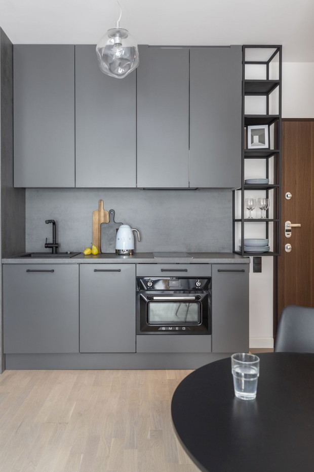 35 metrów kwadratowych przy Grzybowskiej w Warszawie, projekt wnętrza: Architekt wnętrz Ula Matthews, Decoroom, projekt kuchni i zabudowy meblowej: Architekt wnętrz Katarzyna Fotek, Decoroom