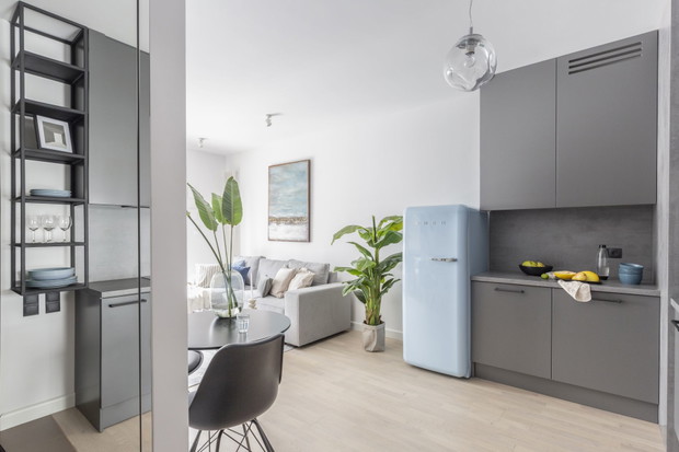 35 metrów kwadratowych przy Grzybowskiej w Warszawie, projekt wnętrza: Architekt wnętrz Ula Matthews, Decoroom, projekt kuchni i zabudowy meblowej: Architekt wnętrz Katarzyna Fotek, Decoroom