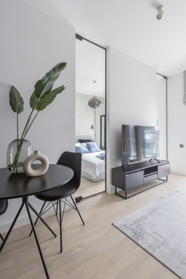 35 metrów kwadratowych przy Grzybowskiej w Warszawie, projekt wnętrza: Architekt wnętrz Ula Matthews, Decoroom, projekt kuchni i zabudowy meblowej: Architekt wnętrz Katarzyna Fotek, Decoroom