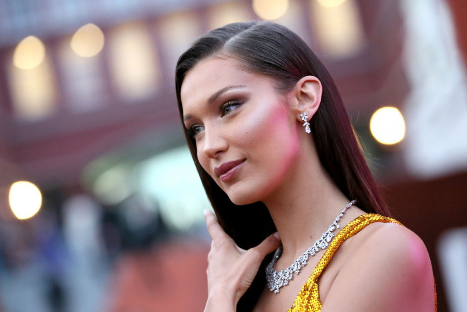 Bella Hadid w najmodniejszej kurtce tego sezonu!