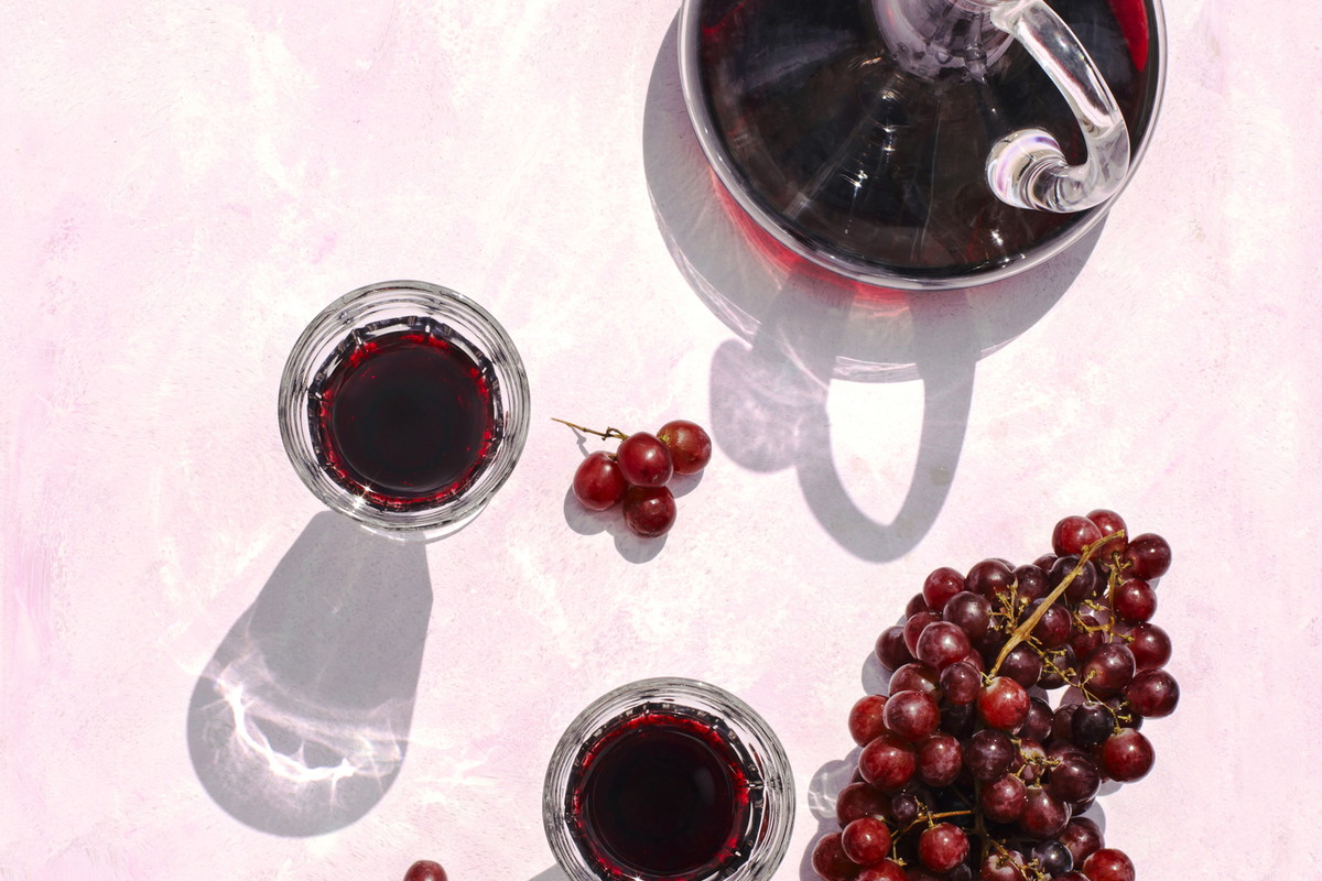 Wino bezalkoholowe: jak powstaje i jak smakuje? Przepis na domowe wino bez alkoholu