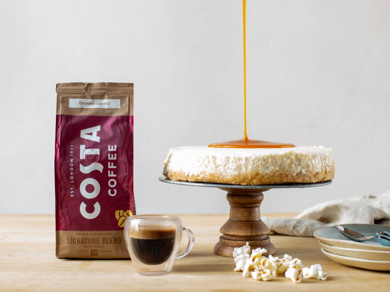 Para idealna: Sernik popcornowy i espresso o orzechowym aromacie [Przepis]