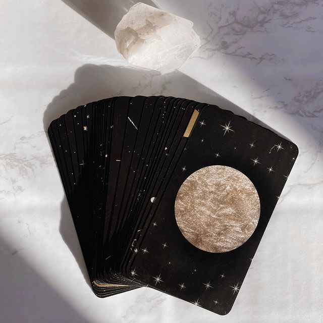 Karty Lenormand: jak z nich wróżyć? Znaczenie kart Lenormand