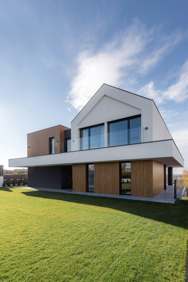 Slab House, nowoczesny dom na wzgórzu pod Poznaniem, projekt: mode:lina™