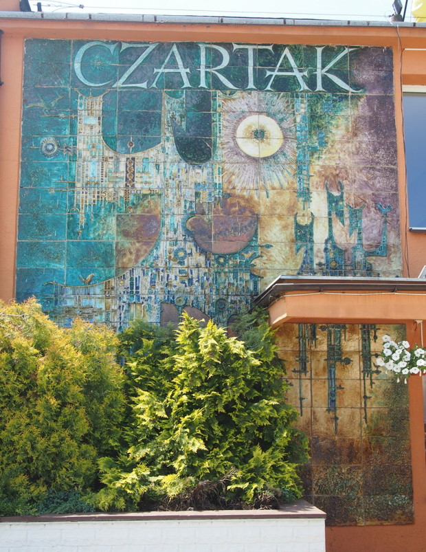Dekoracja na fasadzie restauracji Czartak w miejscowości Gorzeń Górny, projekt Bolesław Książek
