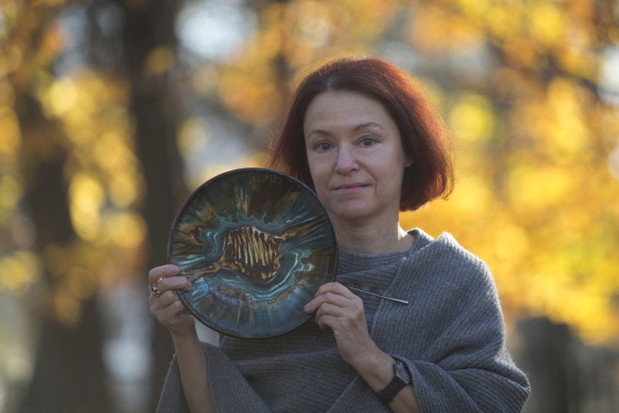 dr Bożena Kostuch z łysogórską ceramiką