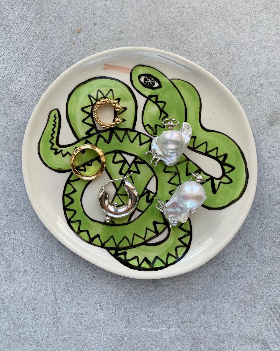 Biżuteria Maar Jewellery na talerzyku od TRZASK Ceramics