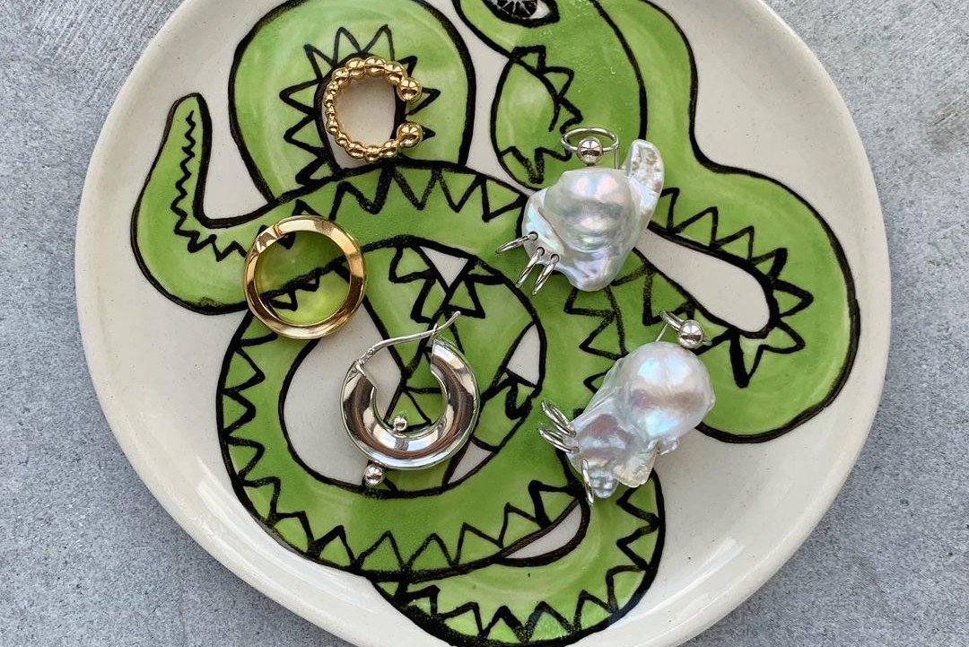 Biżuteria Maar Jewellery na talerzyku od TRZASK Ceramics