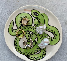 Biżuteria Maar Jewellery na talerzyku od TRZASK Ceramics