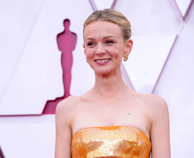 Makijaże i fryzury gwiazd z Oscarów 2021: Carey Mulligan