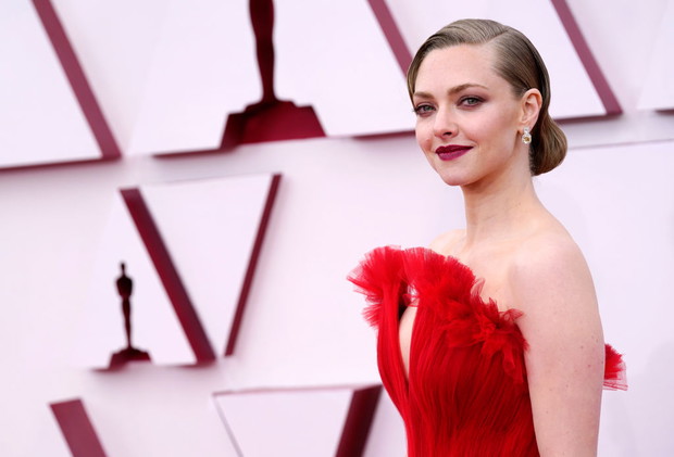 Makijaże i fryzury na Oscarach 2021: Amanda Seyfried