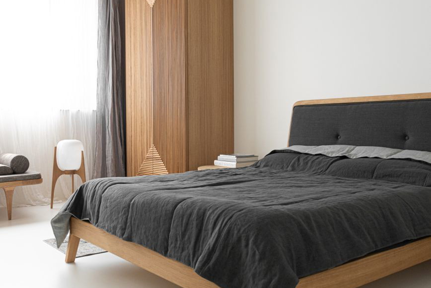 Minimalistyczna sypialnia od Loft Kolasiński