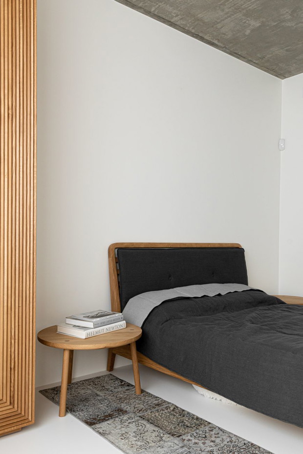 Minimalistyczna sypialnia od Loft Kolasiński