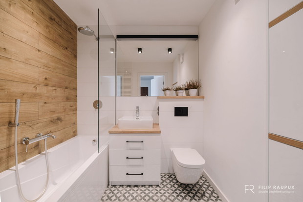 Ceglane ściany i szarości w szczecińskim mieszkaniu, projekt: Filip Raupuk Studio Architektoniczne