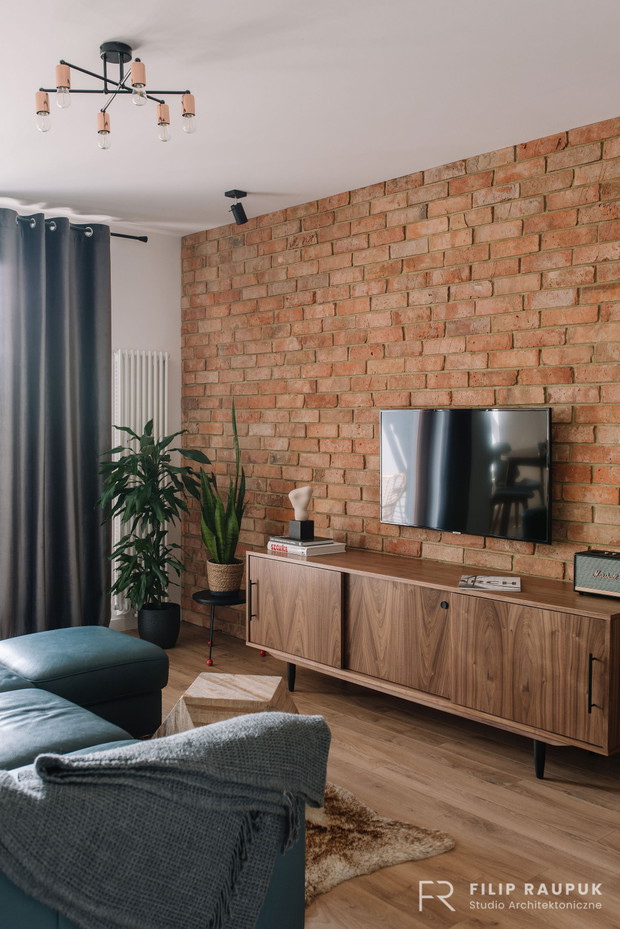 Ceglane ściany i szarości w szczecińskim mieszkaniu, projekt: Filip Raupuk Studio Architektoniczne