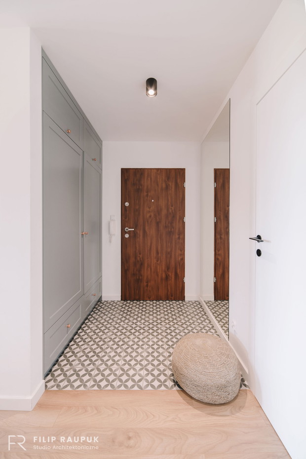 Ceglane ściany i szarości w szczecińskim mieszkaniu, projekt: Filip Raupuk Studio Architektoniczne