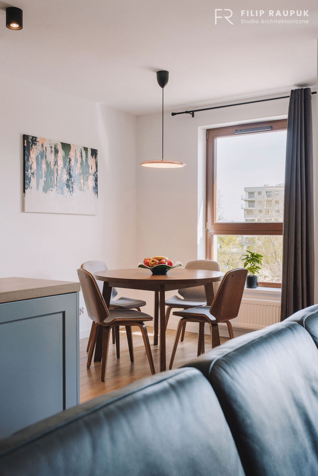 Ceglane ściany i szarości w szczecińskim mieszkaniu, projekt: Filip Raupuk Studio Architektoniczne